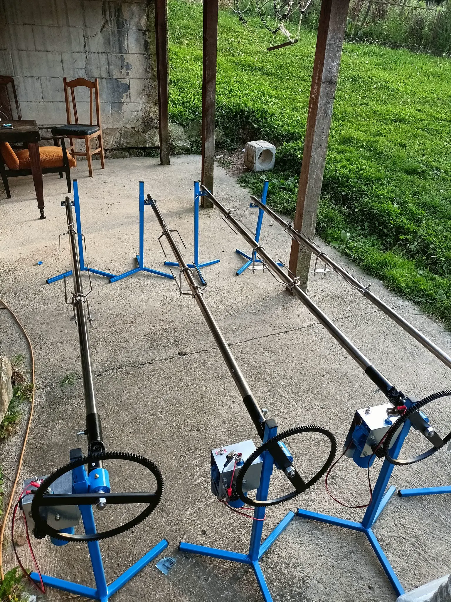Tri mehanizma sa dugim ražnjevima postavljena u dvorištu