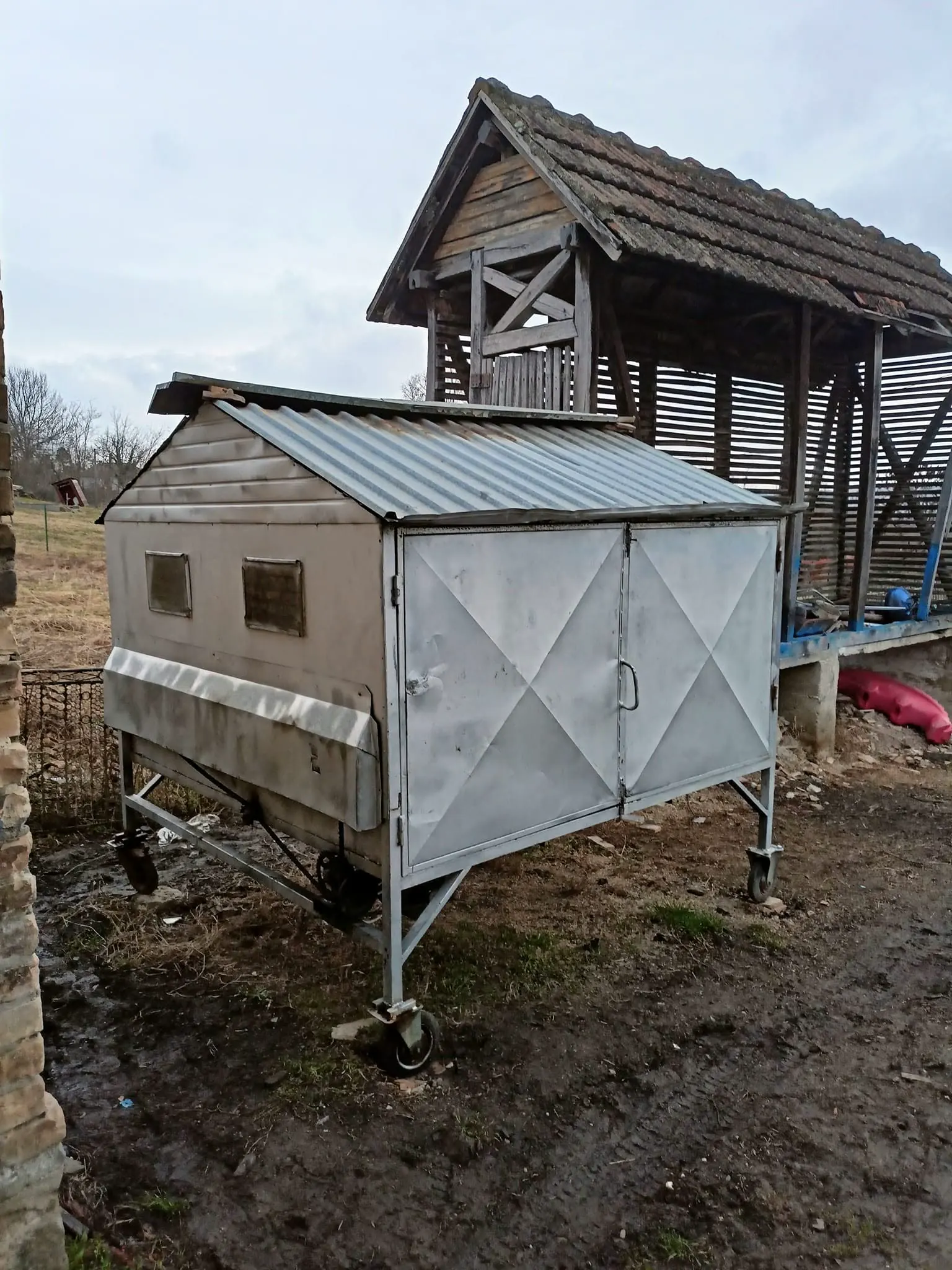 Pušnica od lima na točkićima