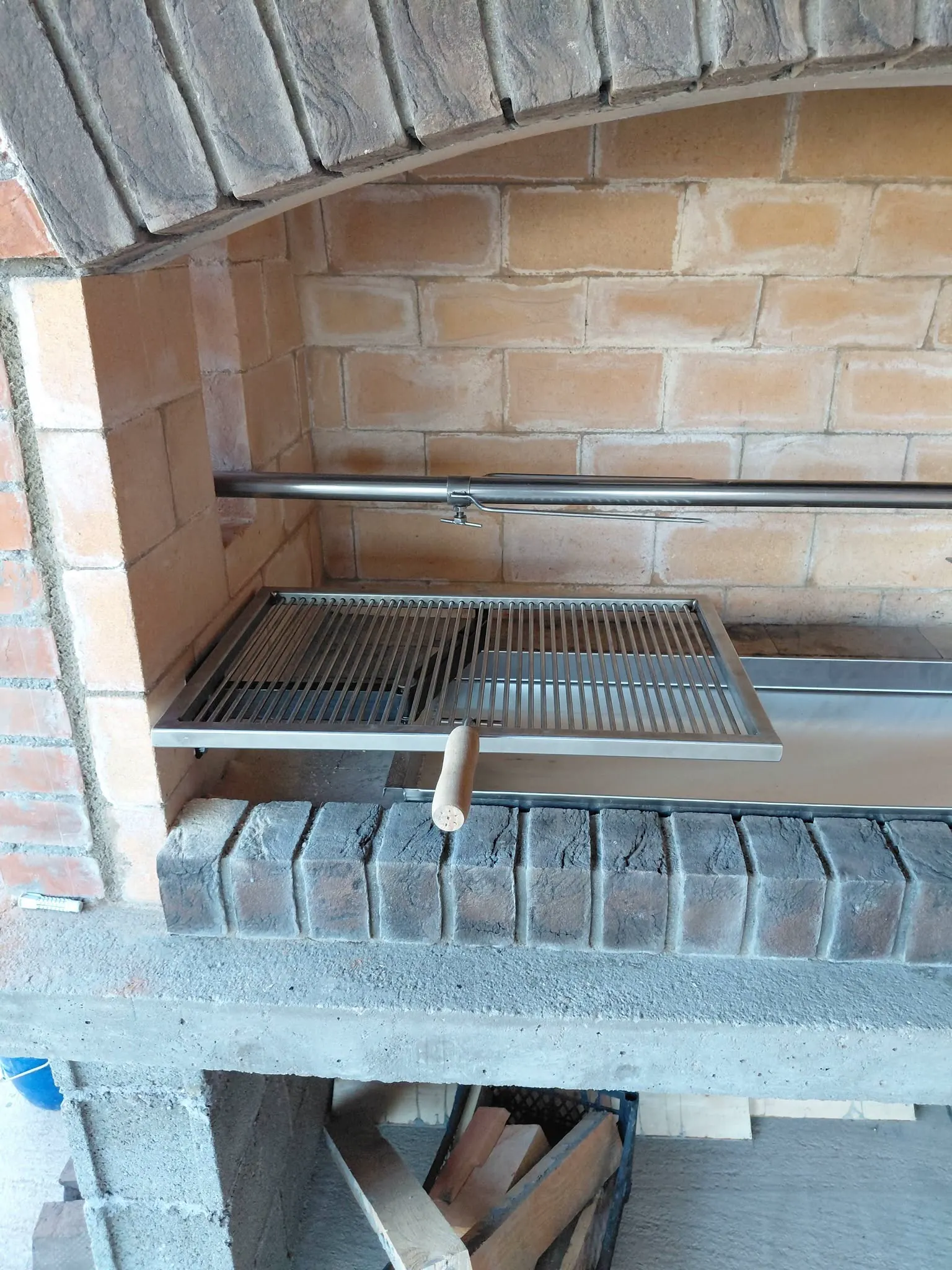 Inox rešetka i ražanj ugrađeni u pečenjaru od cigle