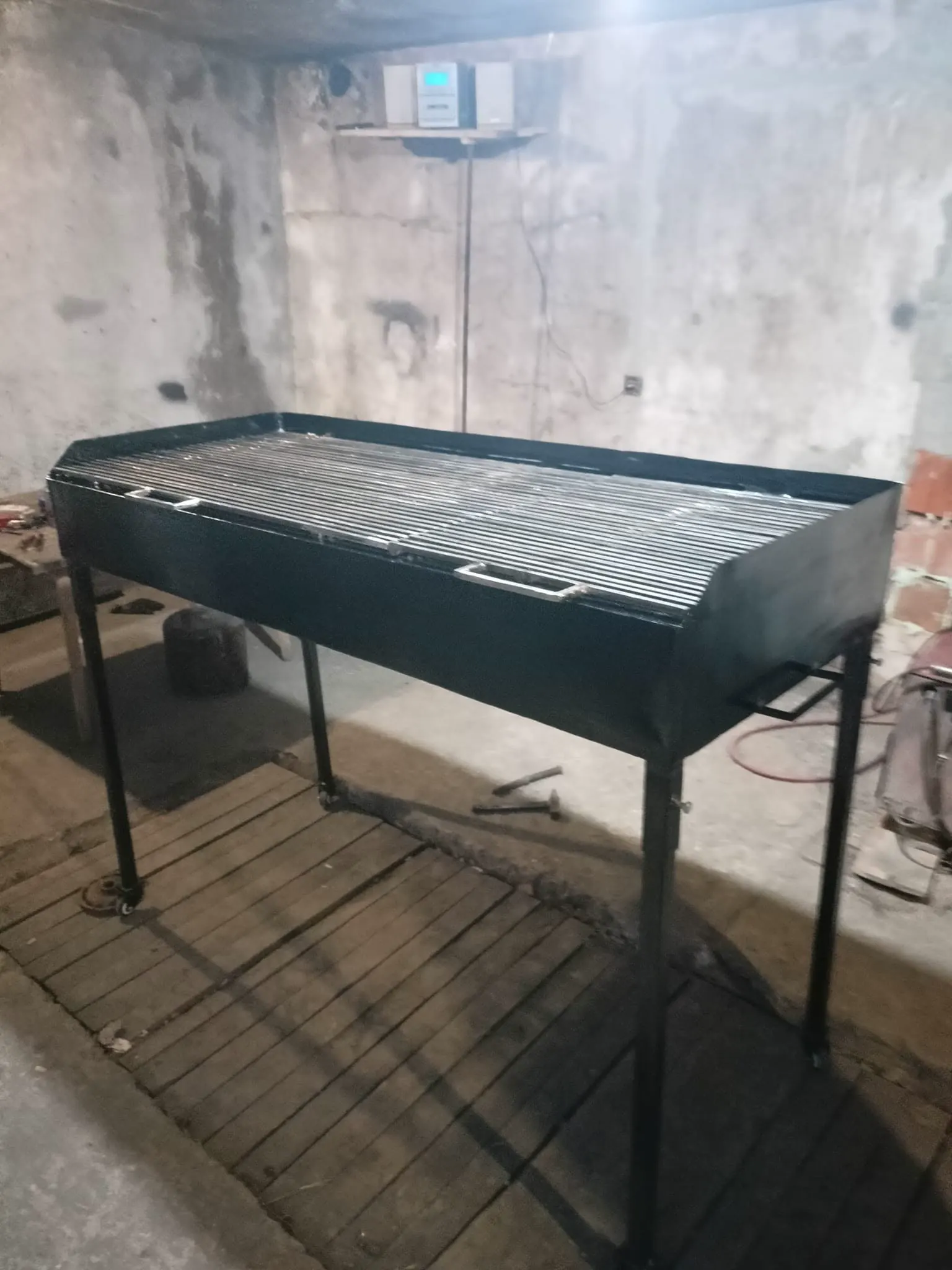 Roštilj sa rešetkom u radionici