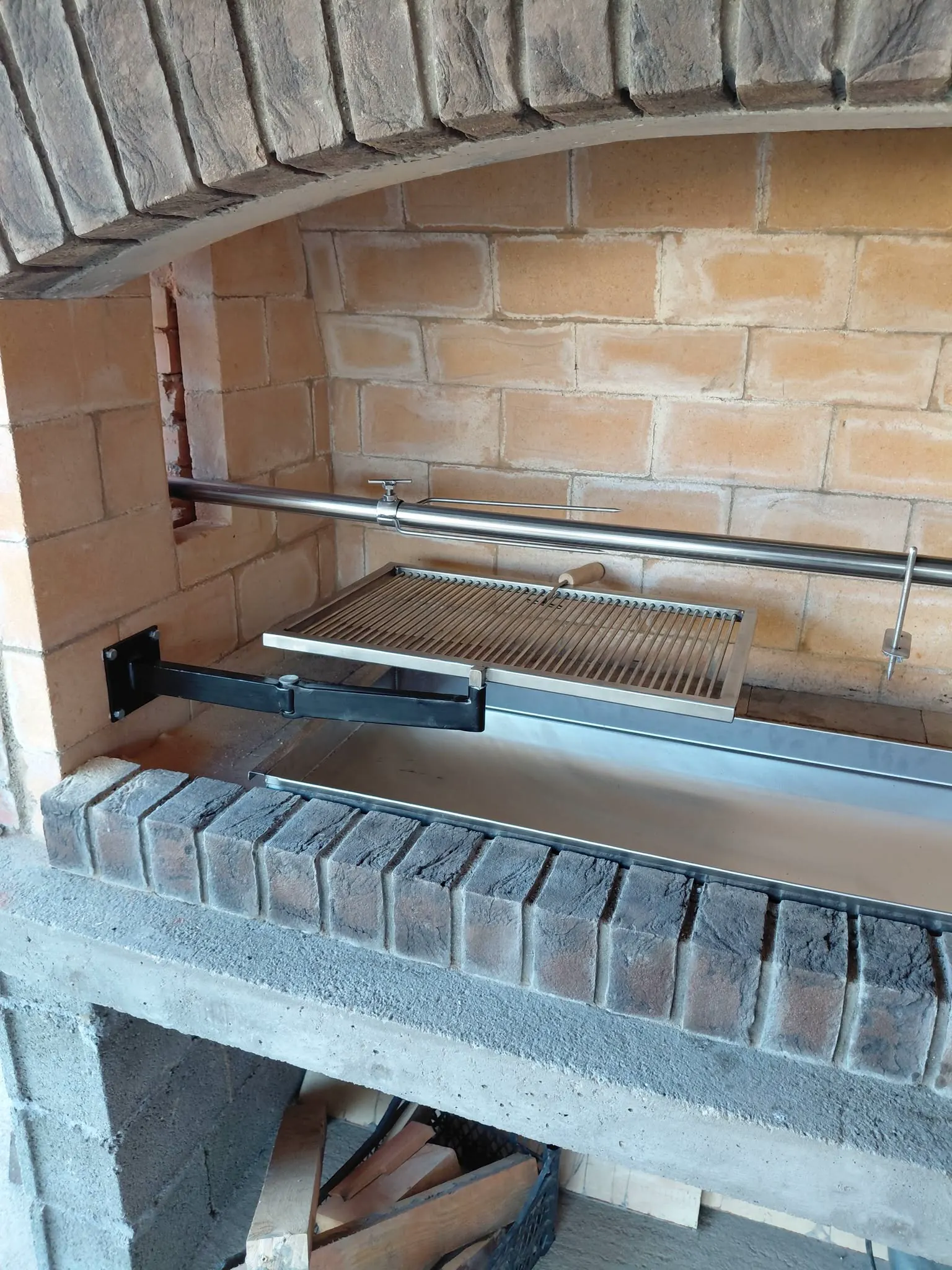 Zidana pečenjara sa ražnjem i inox rešetkom za roštilj